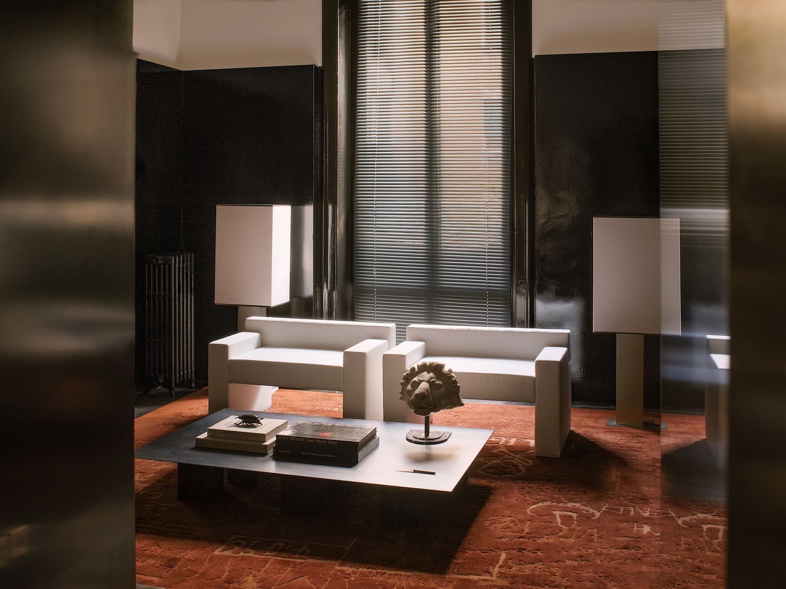 Klare Formen und harte Kanten werden im Wohnzimmer um raffinierte Details wie etwa einen Löwenkopf aus Marmor oder einen...