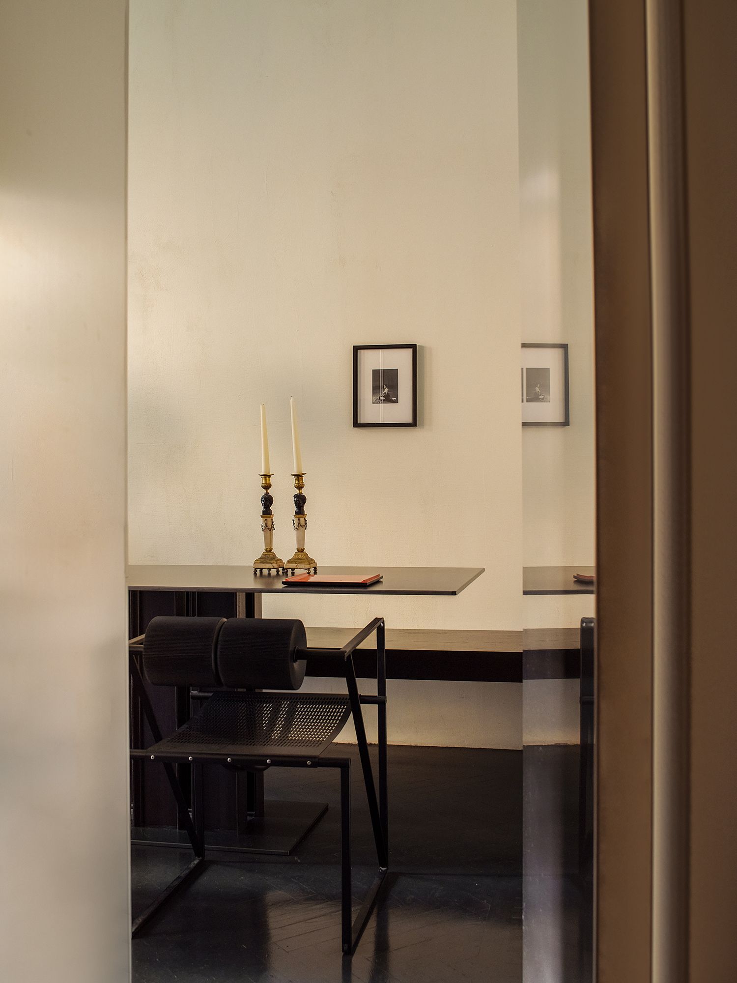 Nicht nur das Material der Ober und Unterschränke ist ein Wiederholungstäter auch der tiefschwarz lackierte Holzboden