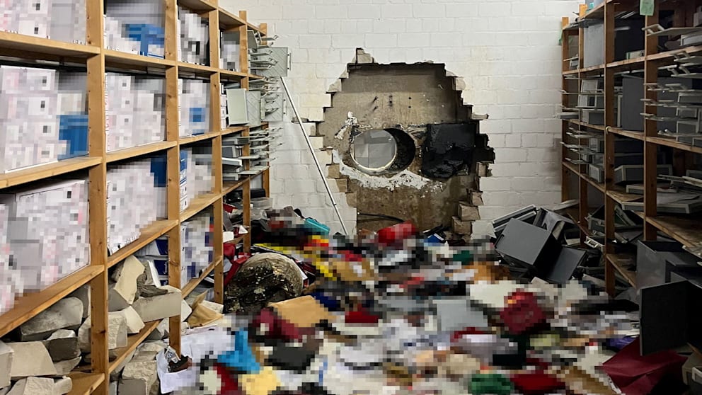 In Gelsenkirchen haben unbekannte Täter über 95 Prozent der 3250 Kunden-Schließfächer im Tresorraum aufgebrochen