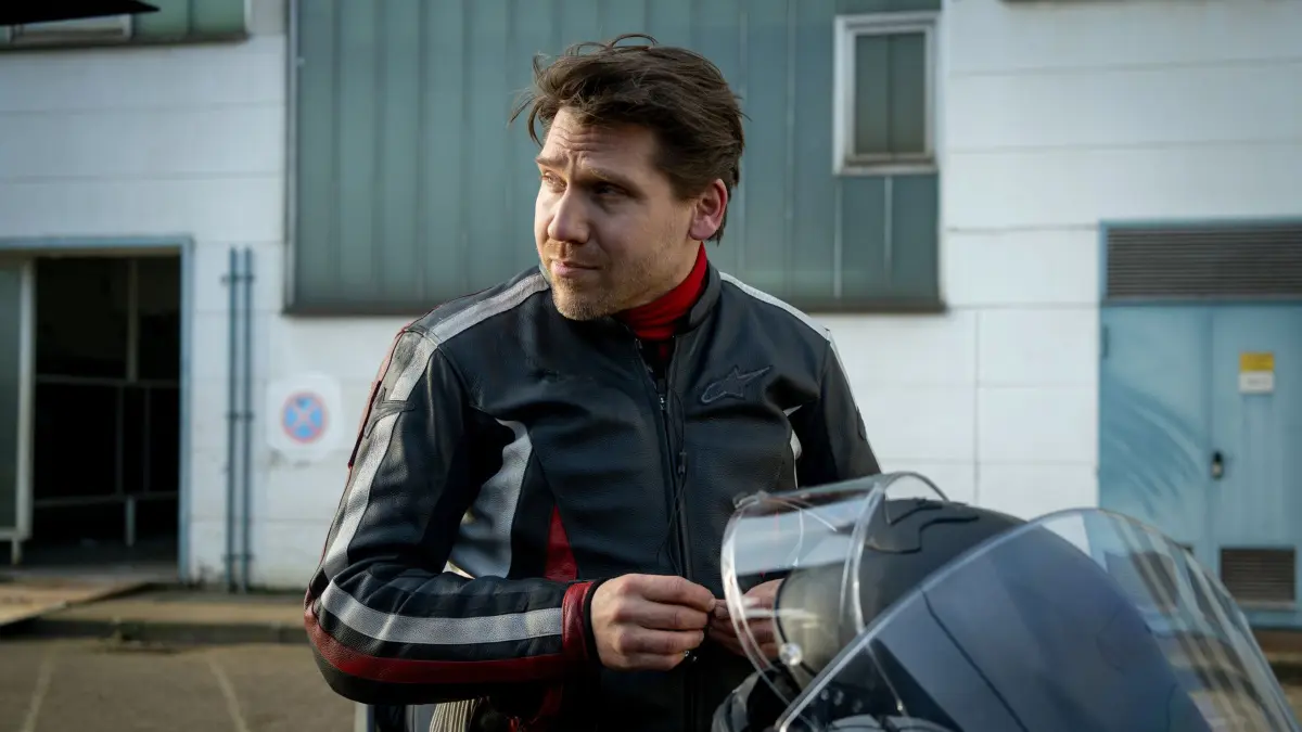 Mo Tudor (Hanno Koffler) und Helen Dorn versuchen gemeinsam, die Täter zu finden.