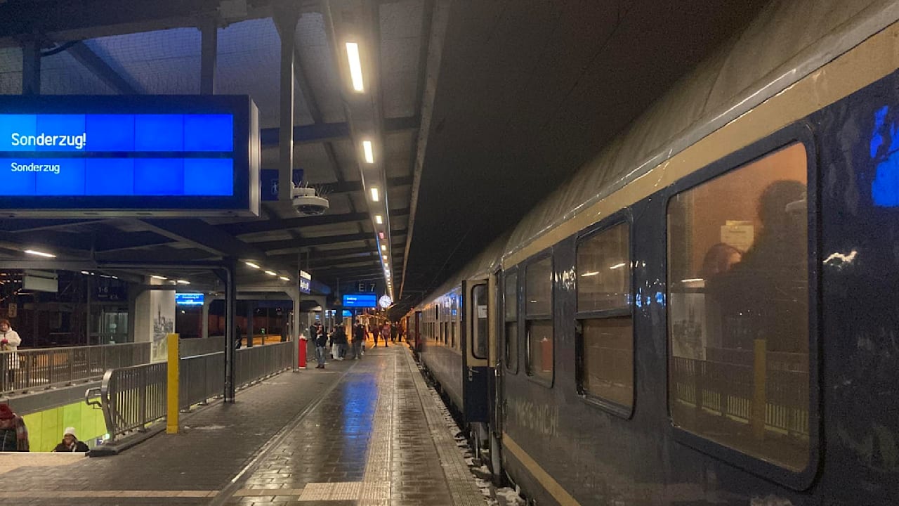 Frust bei Fans der Kölner Haie: Sonderzug mit 800 Anhängern muss umkehren | Sport