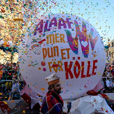 03.03.2025, Köln: Das neue Motto ist "Alaaf, mer dun et för Kölle". Der Rosenmontagszug zieht durch die Severinstraße. Die Jecken feiern am Rosenmontag den Karneval bei bestem Wetter und schönstem Sonnenschein. Foto: Uwe Weiser