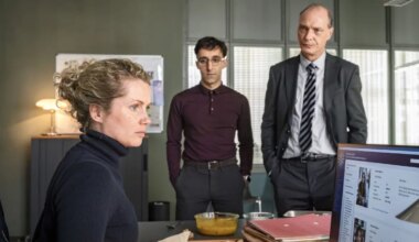 Amanda (Emilie Neumeister, r.) ist aus einem Kellervlies geflüchtet und hat sich auf einem Hausdach versteckt.