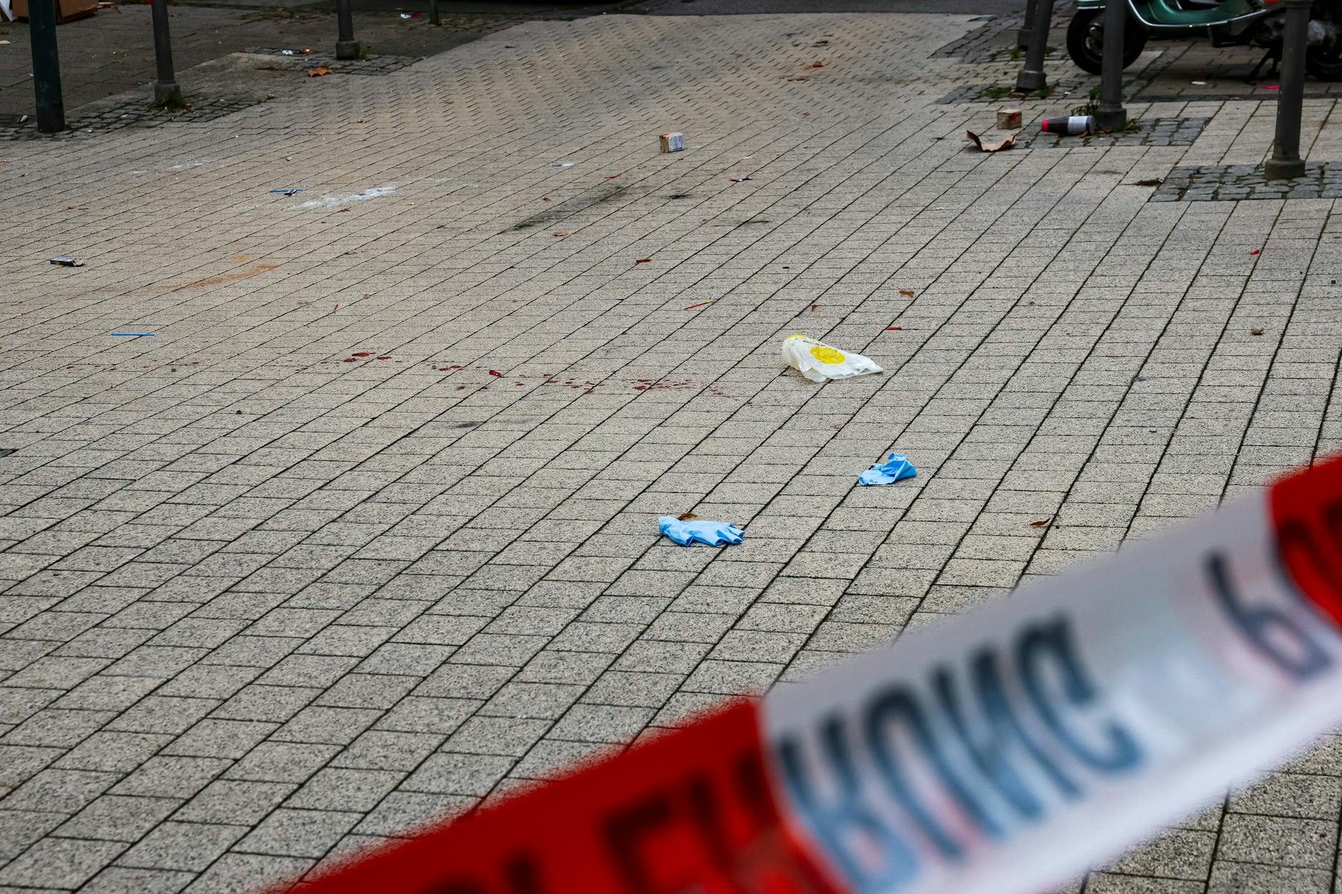 Die Polizei sichert Spuren am Tatort.