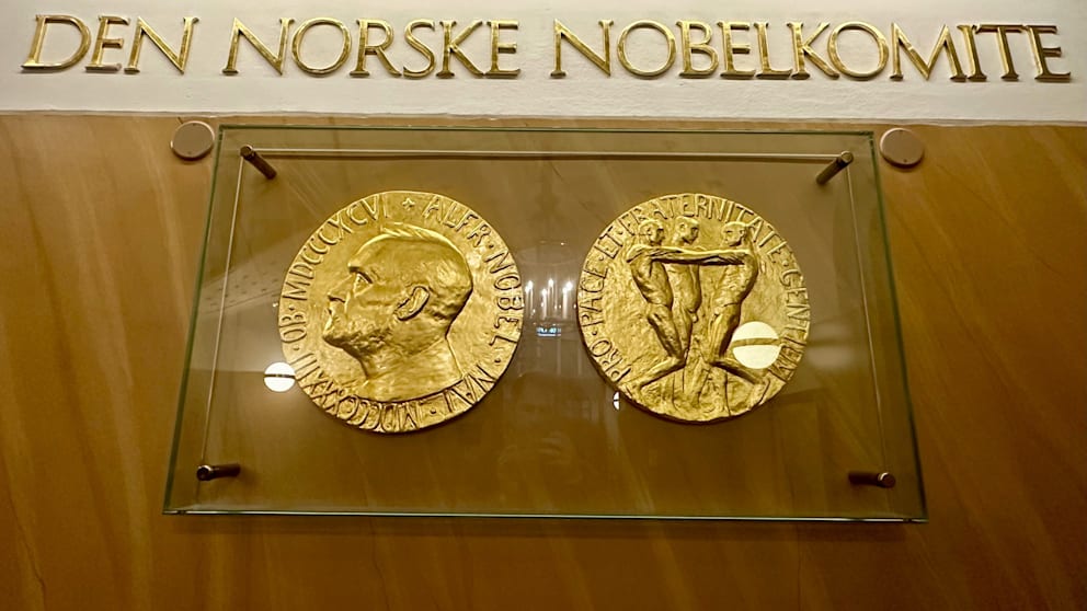 Die Vorder- und Rückseite einer Medaille für den Friedensnobelpreis sind im norwegischen Nobelinstitut in Oslo ausgestellt (Archivfoto aus Oktober 2024)