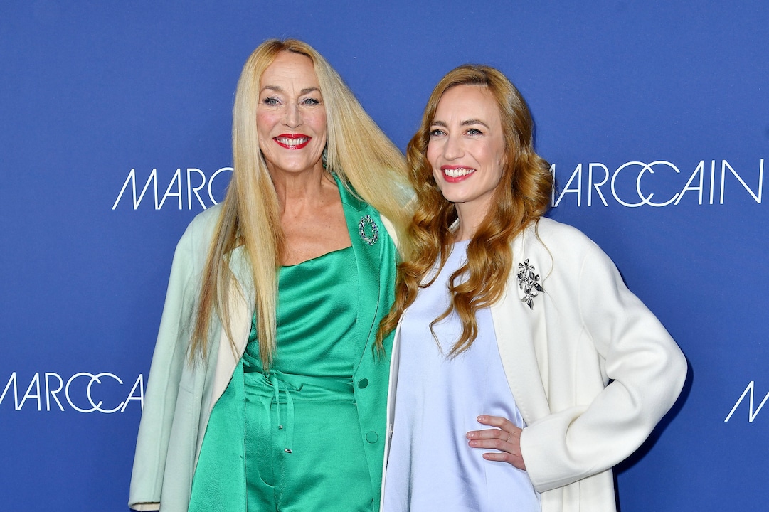 Jerry Hall und Elizabeth Jagger bei der Marc Cain fashion show am 30.01.2026 in Berlin.