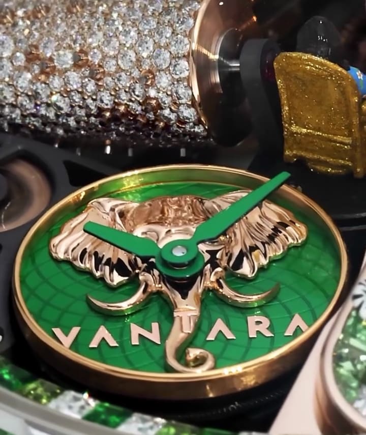 Ein goldener Elefant und der Schriftzug Vantara bilden das Podest für die grünen Zeiger. Ziffern gibt es nicht