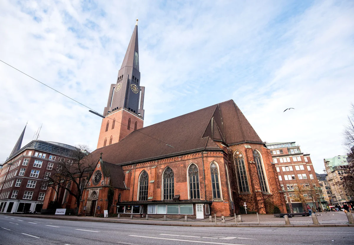 Stahlbetonbau zu schwer - Hamburger Hauptkirche St. Jacobi künftig ohne Turmhelm - Politik