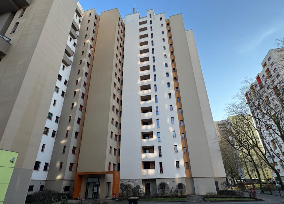 Das Hochhaus im Berliner Ortsteil Märkisches Viertel