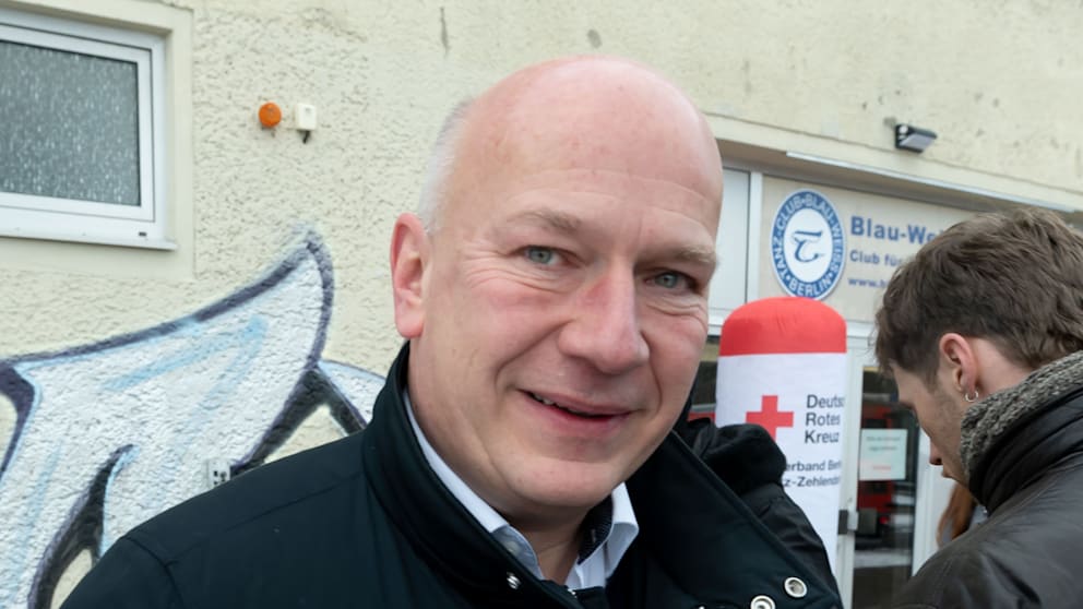 Berlins Regierender Bürgermeister Kai Wegner bei einer Pressekonferenz im vom Stromausfall betroffenen Ortsteil Berlin-Dahlem