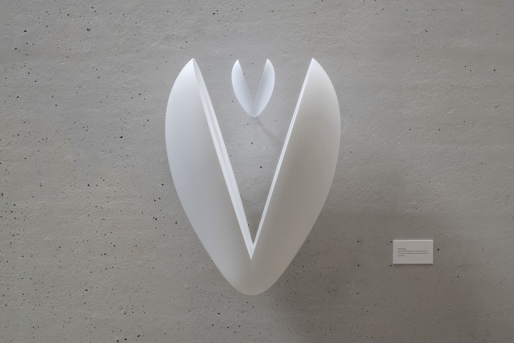 „Self as Alenka Zupančič“ heißt diese Skulptur mit der daneben stehenden Texttafel mit dem Kannibalenwitz von Iman Issa aus der Reihe „Self-Portrait“ von 2020.