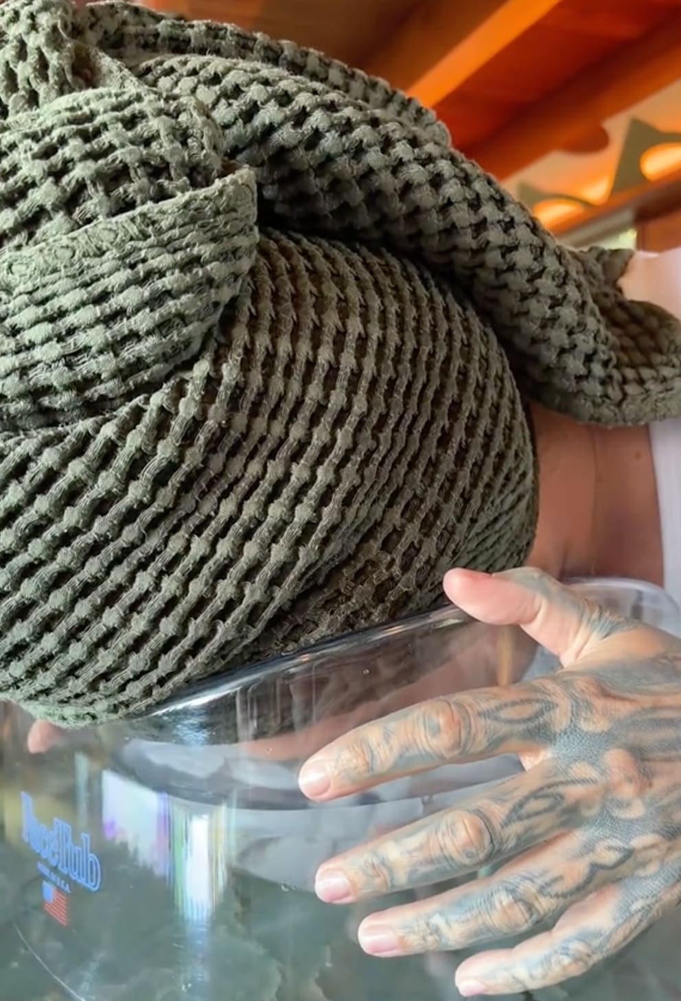 Kopf ins Wasser kostet Bill Kaulitz jede Menge Überwindung! Beim zweiten Versuch schaffte er es ein paar Sekunden länger