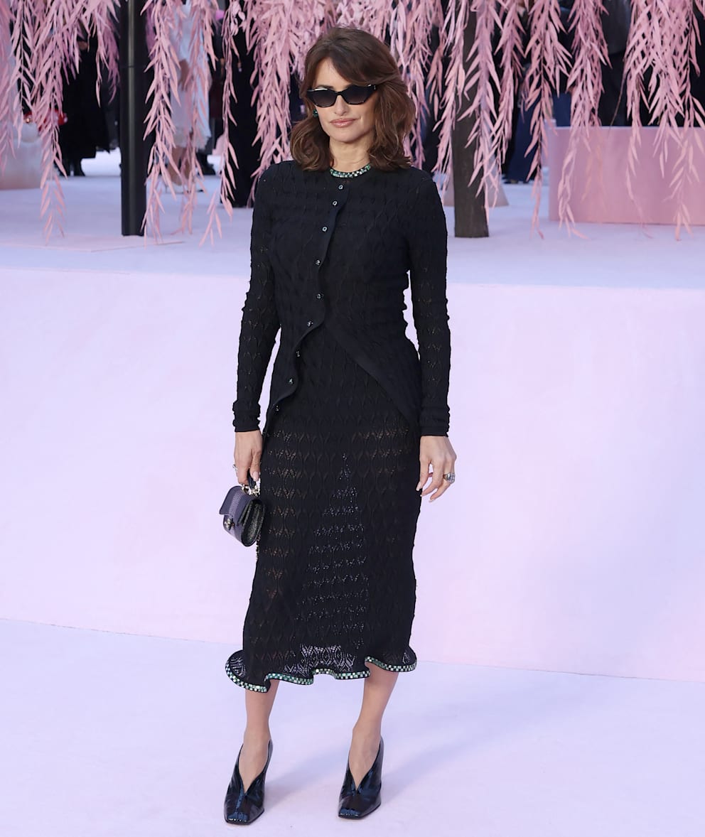 Im Nieselregen kam Schauspielerin Penélope Cruz zur Modenschau im Grand Palais