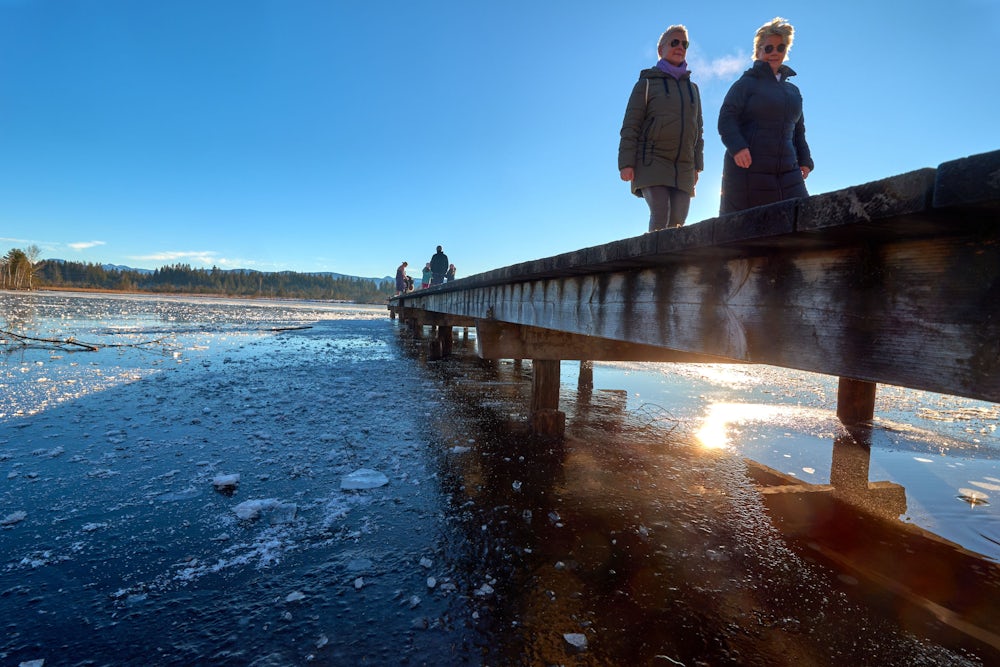 Im Sommer aalen sich hier die Badgäste, im Winter bummeln die Spaziergänger über den Steg am Kirchsee.