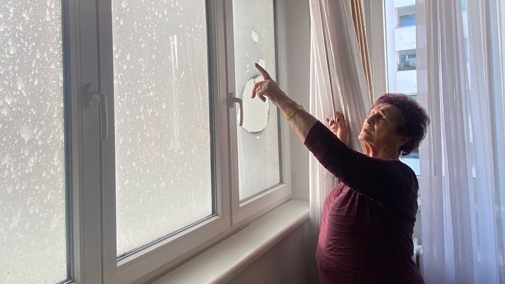 Im Wohnzimmer von Monika Stade (82) ist eine Fensterscheibe gesprungen