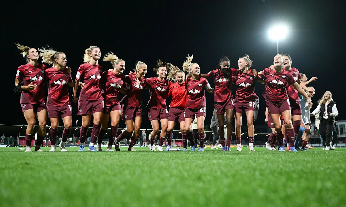 Fußball-Bundesliga - RB Leipzig unterliegt Bayern-Frauen im Schneetreiben - Sport