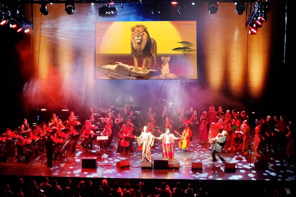 Die magische Musik von Sir Elton John und Hans Zimmer zusammen in einem einzigartigen Konzerterlebnis, mit Orchester, Solisten, Chor und Leinwand Animationen, das berührt und begeistert! Das ist Der König der Löwen – The Music live in Concert.