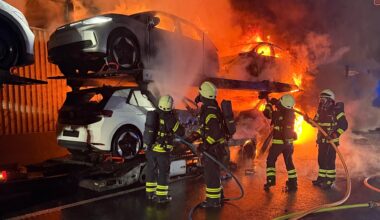 Sattelzug mit E-Autos brennen auf A7 bei Lohfelden - 250.000 Euro Schaden