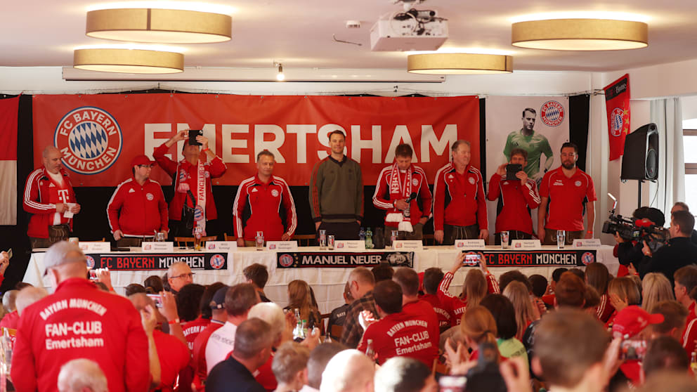 Manuel Neuer nahm vorne neben dem Vorstand des Fanklubs Platz