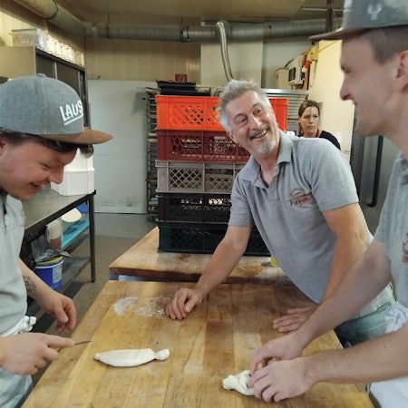 Friedhelm Funken hat seinen beiden behinderten Mitarbeitern schon viel beigebracht