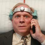 Felix Murot (Ulrich Tukur) wird mit einer Gehirnmaschine verkabelt.