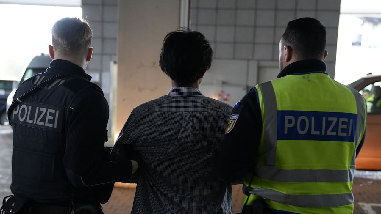 Erste Abschiebung 2026: Afghanischer Straftäter zurück in Kabul | Politik