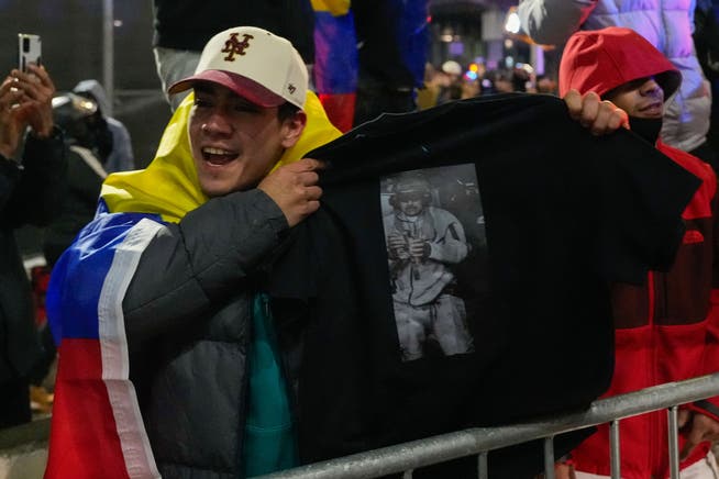 Demonstranten feiern die Ankunft des gefangenen venezolanischen Präsidenten Nicolás Maduro im Metropolitan Detention Center Brooklyn am Samstag in New York.