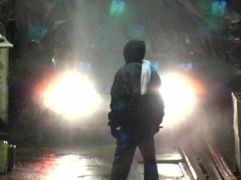 „Car Wash“ ist eine frühe Videoarbeit von Iman Issa aus dem Jahr 2006.