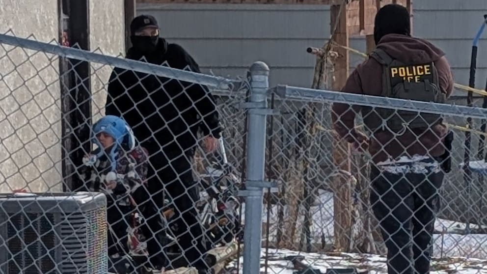 ICE-Beamte stehen neben einem Jungen, den ein Zeuge als den fünfjährigen Liam Conejo Ramos identifizierte. Schulangaben zufolge wurde er am 20. Januar 2026 in Minneapolis, Minnesota, zusammen mit seinem Vater von Einwanderungsbeamten festgenommen