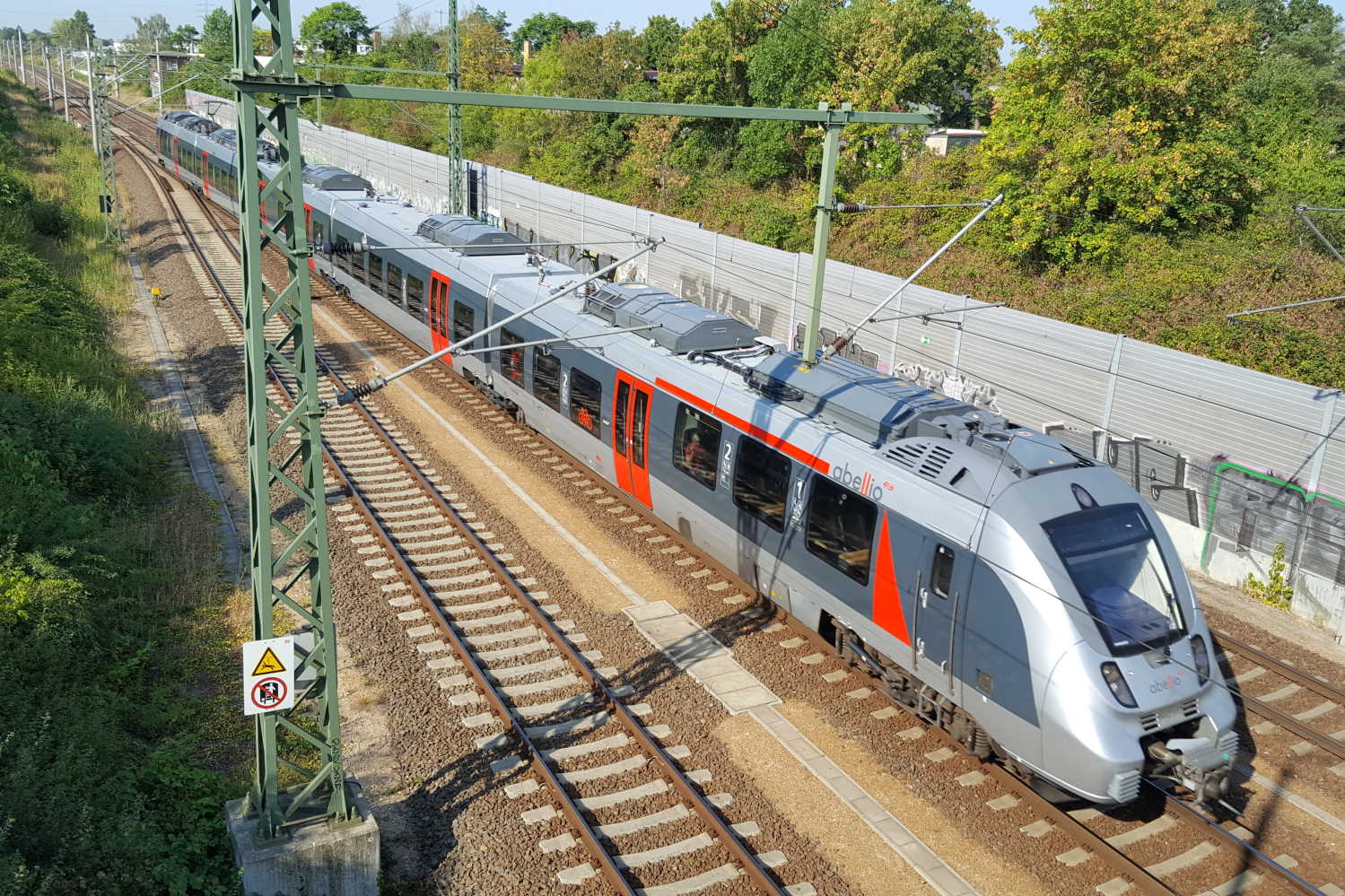 Abellio-Zug auf Schienen.