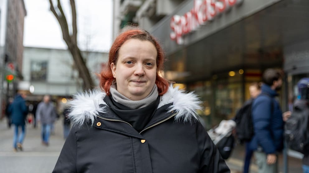 Sparkassen-Kundin Franzi A. (37) kann endlich wieder Geld in der Filiale in Buer abheben