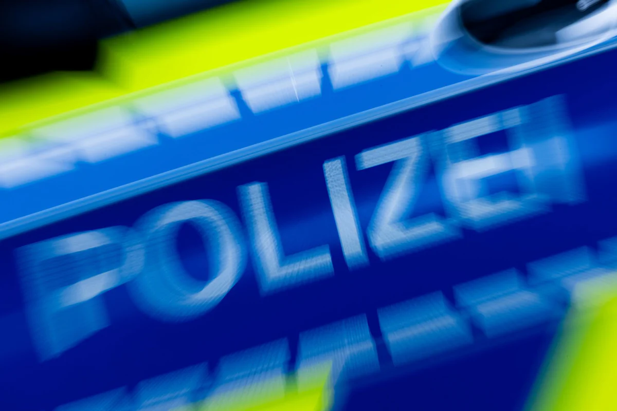 Karlsruhe - Autofahrer ohne Führerschein rast der Polizei davon - Panorama