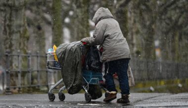 Eine obdachlose Frau schiebt ihr Hab und Gut in einem Einkaufswagen (Symbolbild). In Halle gibt es mehrere Hilfsangebote für wohnungslose Menschen.