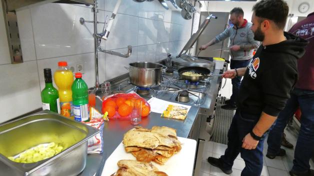 In mehreren Pfannen wurde gebraten und gebrutzelt, mit Butter und Butterschmalz, die Entenstücke im Bräter wurden goldbraun angebraten.