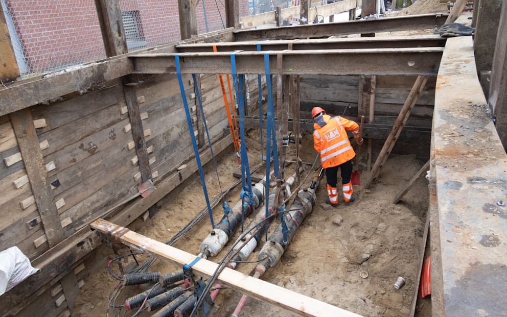 Direkt neben dem Umspannwerk in Zehlendorf wurde die vier Meter tiefe Grube ausgehoben.