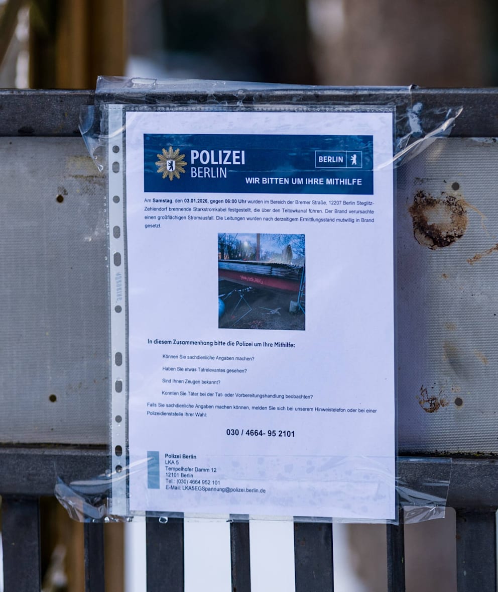 Mit diesen Zetteln in der Nähe des Tatorts sucht die Polizei in Berlin nach Zeugen des Anschlags