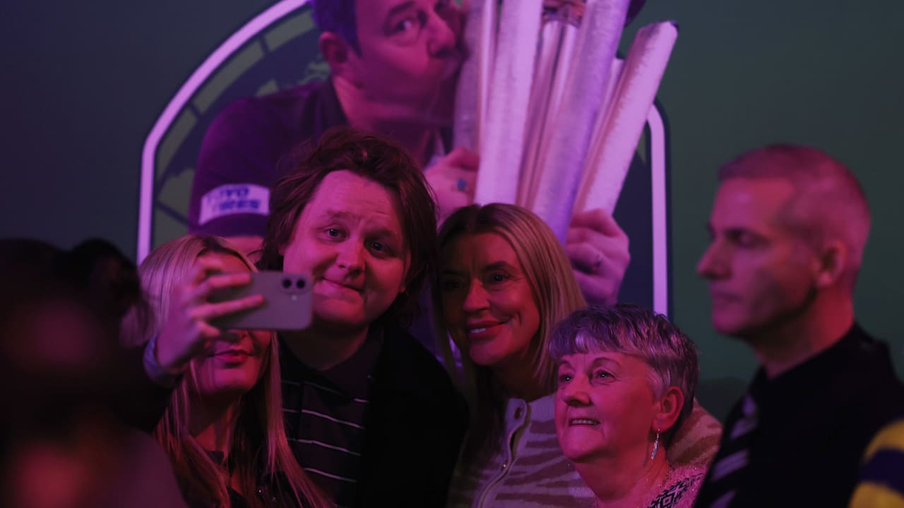 Darts-WM: Weltstar Lewis Capaldi im Ally Pally aufgetaucht | Sport