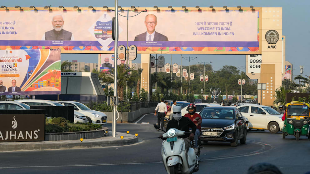 Riesige Werbetafeln weisen in Ahmedabad auf den Besuch von Kanzler Merz bei Premier Modi hin – „Willkommen in Indien“ heißt es darauf auch auf Deutsch.