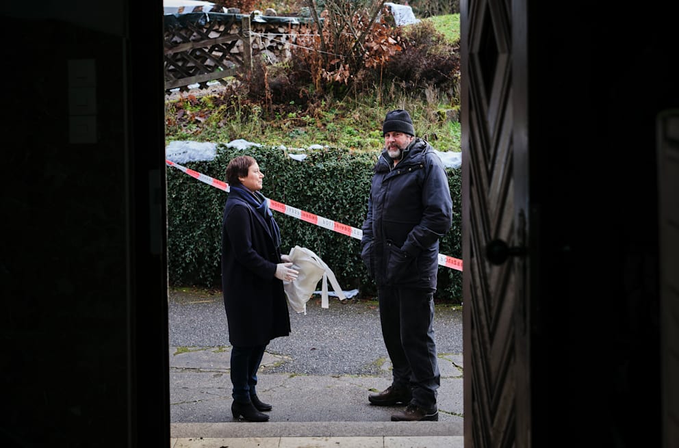 Franziska Tobler (Eva Löbau) ist irritiert, weil der suspendierte Friedemann Berg (Hans-Jochen Wagner) am Tatort erscheint und dort die kleine Hanna gefunden