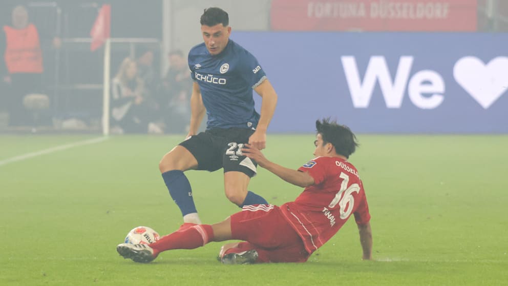 Stefano Russo (25) war nicht der einzige Bielefelder, dem Satoshi Tanaka (23) den Ball weggrätschte.