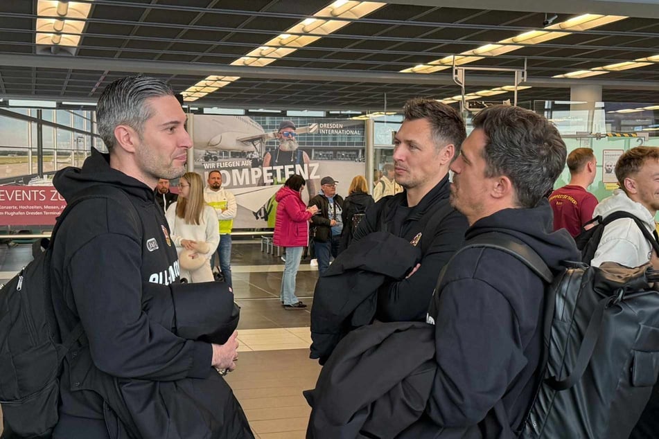 Die neue starke Dreierachse bei Dynamo: Stephan Zimmermann (38, l.), Sören Gonther (39, M.) und Thomas Stamm (42) warten auf den Abflug.