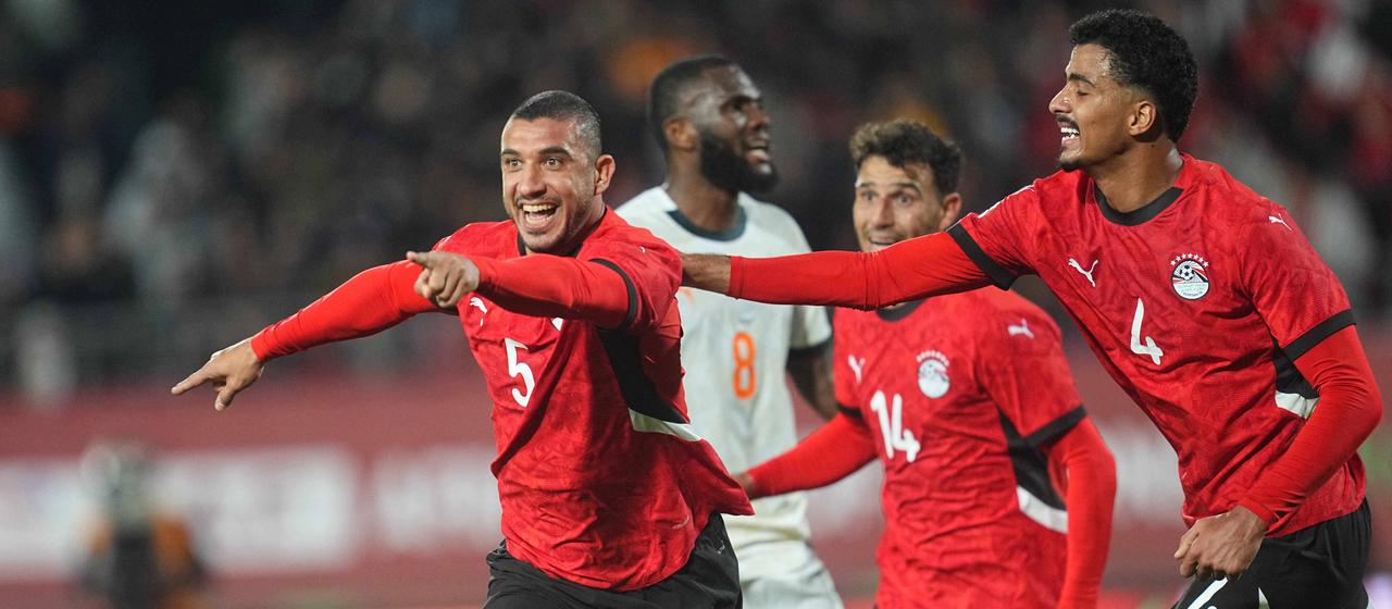 Die Ägypter um Torschütze Rami Rabia (v. l.), Hossam Abdelmaguid (v. r.) und Hamdy Fathy (2. v. r.) bejubeln den zweiten Treffer ihrer Mannschaft