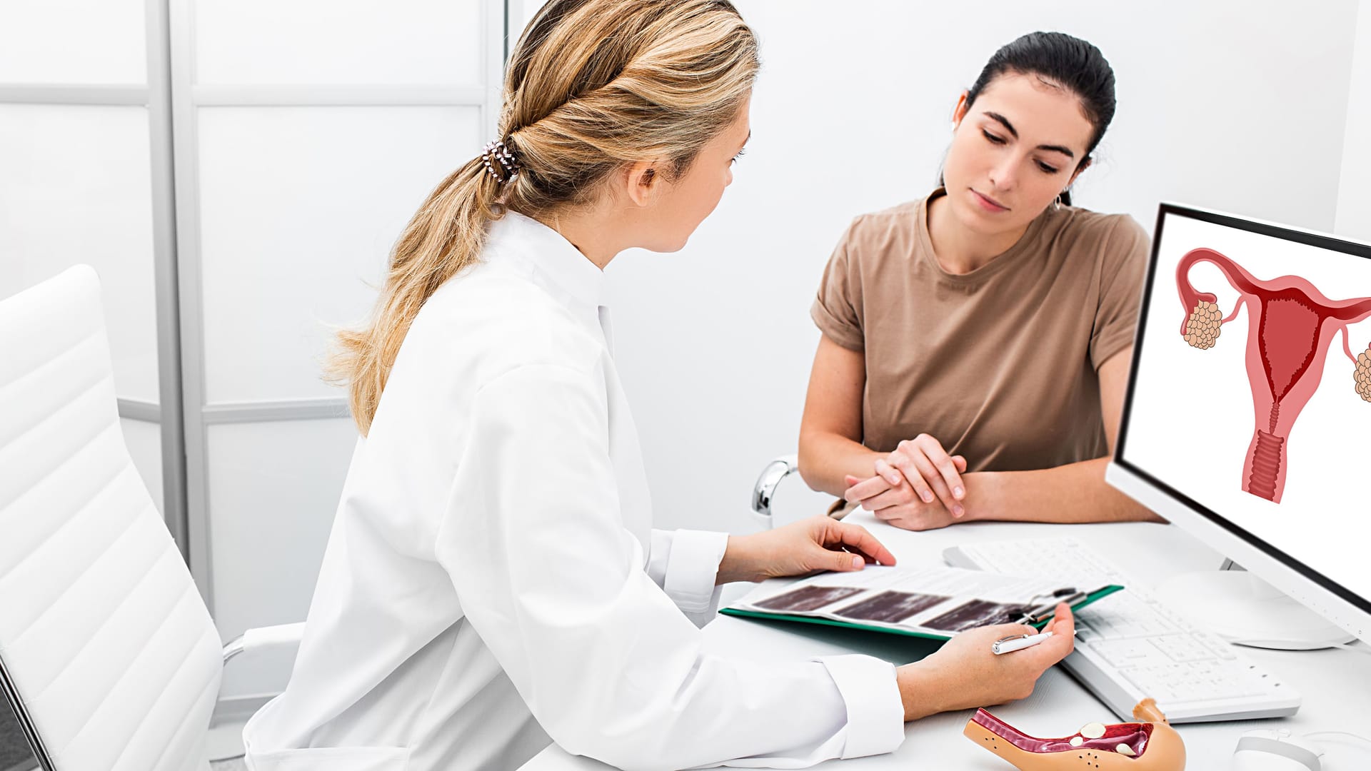 Ärztin im Gespräch mit einer Patientin: Eierstockkrebs bleibt nicht selten lange unentdeckt.