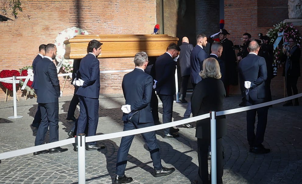 Der Sarg mit dem Leichnam des Modeschöpfers wird in die Basilika Santa Maria degli Angeli e dei Martiri getragen