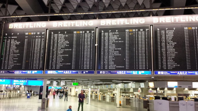 Flughafen Frankfurt: Passagierin dreht bei Kontrolle durch