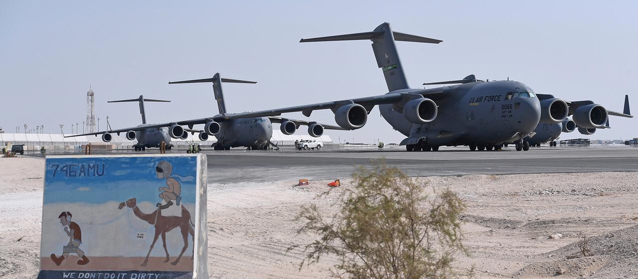 Flugzeuge vom Typ C-17 Globemaster der US-Luftwaffe auf der Al-Udeid Air Base in Doha (Katar). (Archivbild: 7. September 2021) | picture alliance / ASSOCIATED PR Flugzeuge vom Typ C-17 Globemaster der US-Luftwaffe auf der Al-Udeid Air Base in Doha (Katar). (Archivbild: 7. September 2021)