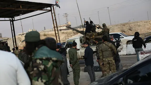 Soldaten der syrischen Armee sind in der Nähe der Sheikh-Maqsoud-Viertel in Aleppo stationiert.