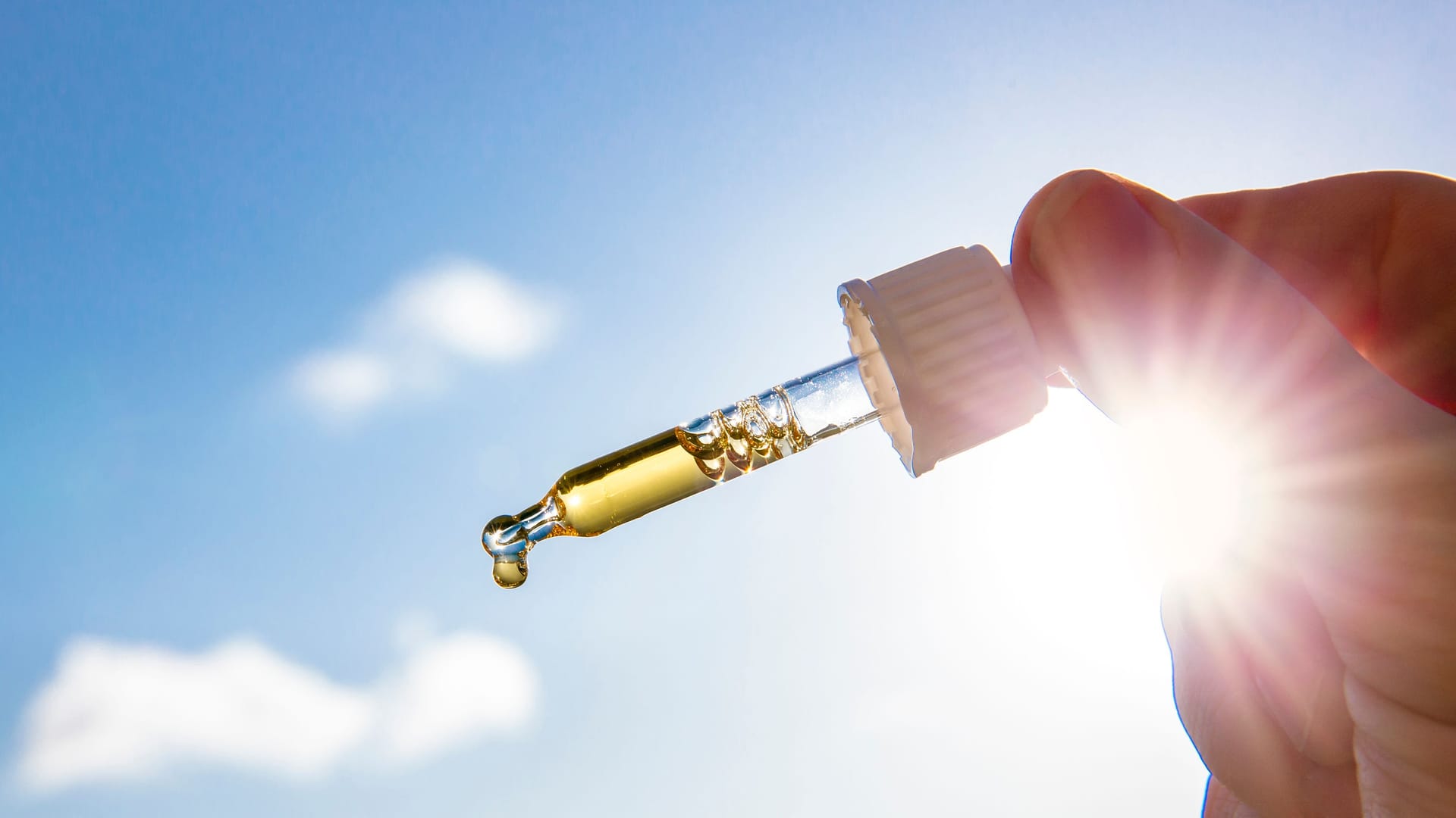 Als Tropfen, Kapseln oder über die Sonne: Vitamin D ist für den Körper enorm wichtig.