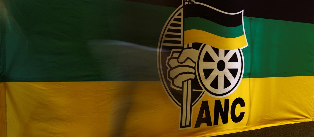 Logo des African National Congress (ANC) auf einer Fahne. 