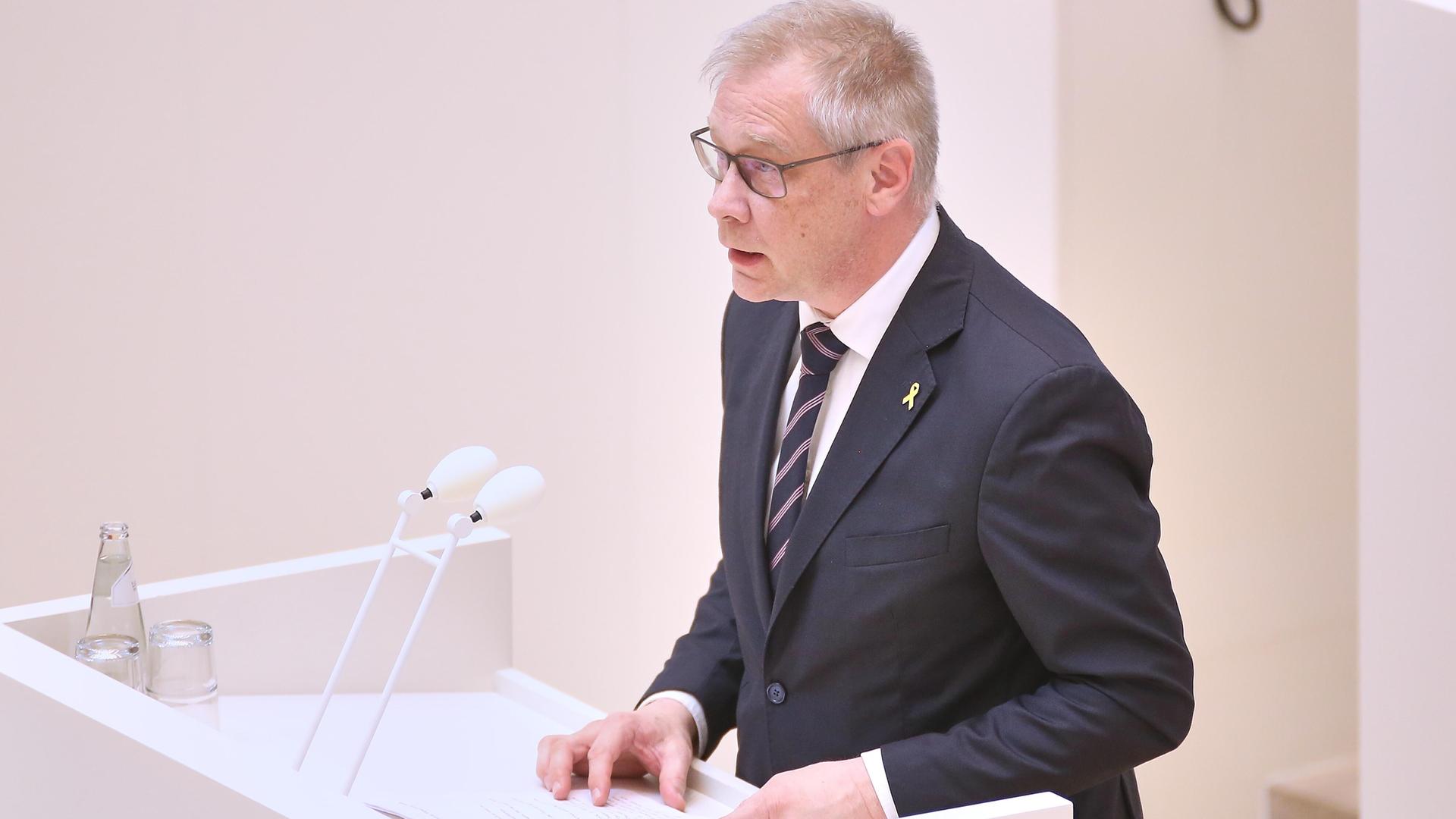 Brandenburgischer Antisemitismusbeauftragter Andreas Büttner bei einer Rede im Landtag in Potsdam